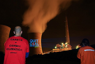 A acción ecoloxista durante a madrugada desta cuarta feira / Imaxes: Greenpeace