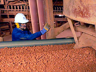 Un traballador de Alcoa na planta de San Cibrao, en Cervo