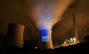 O pasado mes de outubro protestou contra a contaminación proxectando esta mensaxe sobre as chimineas das Pontes