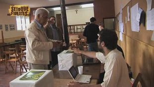 Nemesio Barxa foi o primeiro en depositar o voto