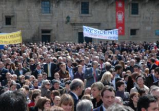 No Obradoiro, seguiron o acto miles de persoas