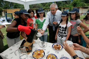 Sánchez Piñón e Touriño son convidados a café e pastas no campamento do Eume / Óscar Corral