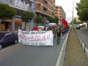 Imaxe dunha manifestación en solidariedade con un dos acusados pola queima de imaxes do monarca español