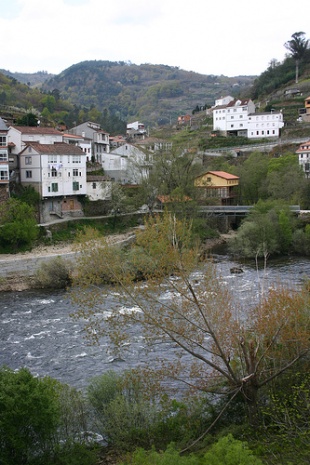 Os Peares, un dos destinos do Viño Bus. Flickr; elarequi61